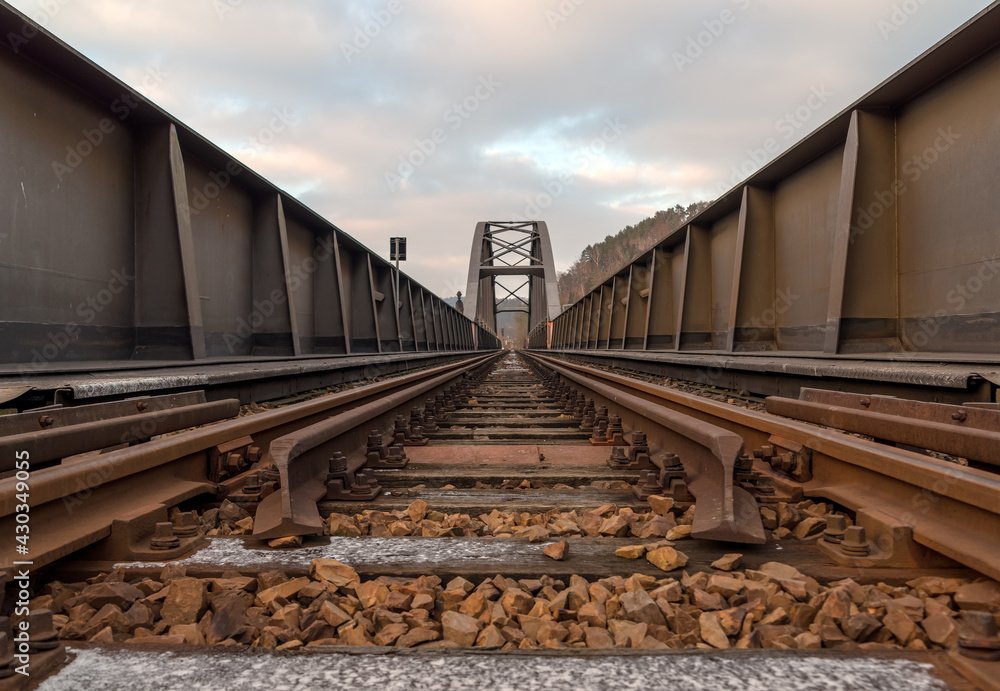 Obraz premium Immer den Gleis entlang