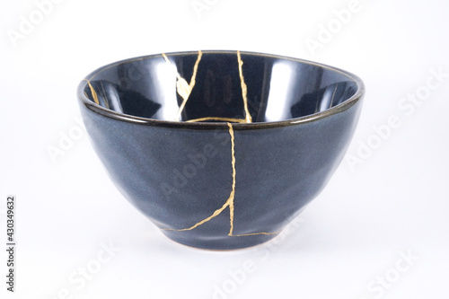 Εκτύπωση καμβά Black kintsugi bowl restored with real gold