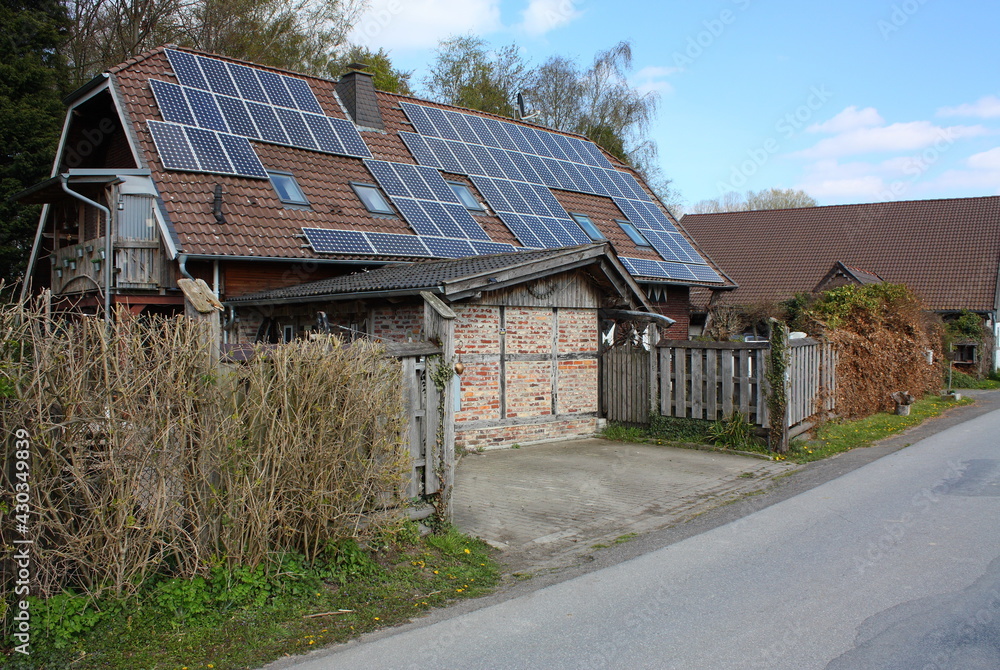Photovoltaikanlage auf dem Dach eines Fachwerkhauses in Lippetal Büninghausen