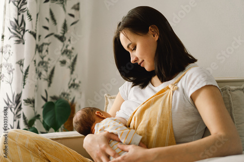 Cuadro en lienzo Newborn baby boy sucking milk from mothers breast