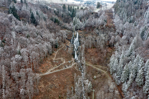 Luftaufnahme des gesamten Todtnauer Wasserfall mit leichtem Schnee auf dem Berg, Loerrach, Baden Wuertenberg, Deutschland photo