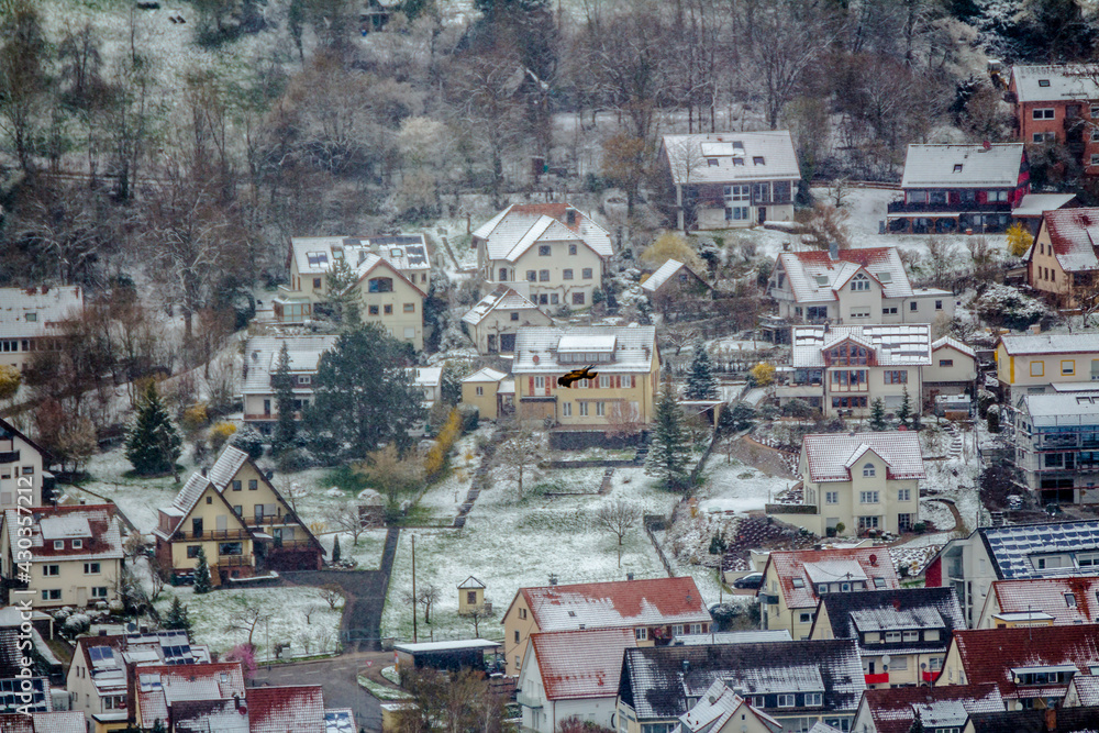 Ein Milan über den Dächer Der Kleinstadt Murrhardt im Schwäbisch-Fränkischen Wald 