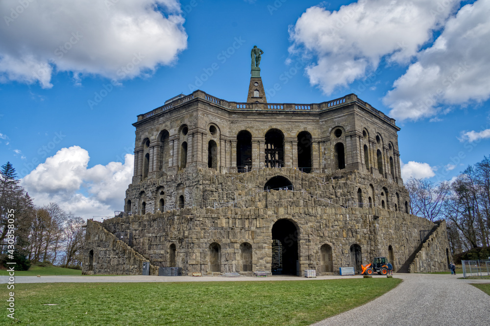 Blick auf den Monumentalbau Herkules mit Blick blauen Himmel und weißen Wolken, Kassel, Hessen, Deutschland