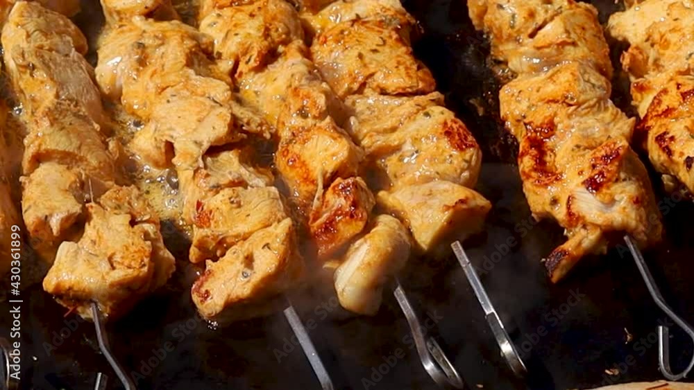assortiment de viandes cuisant au barbecue assortiment de viandes cuisant au barbecue
