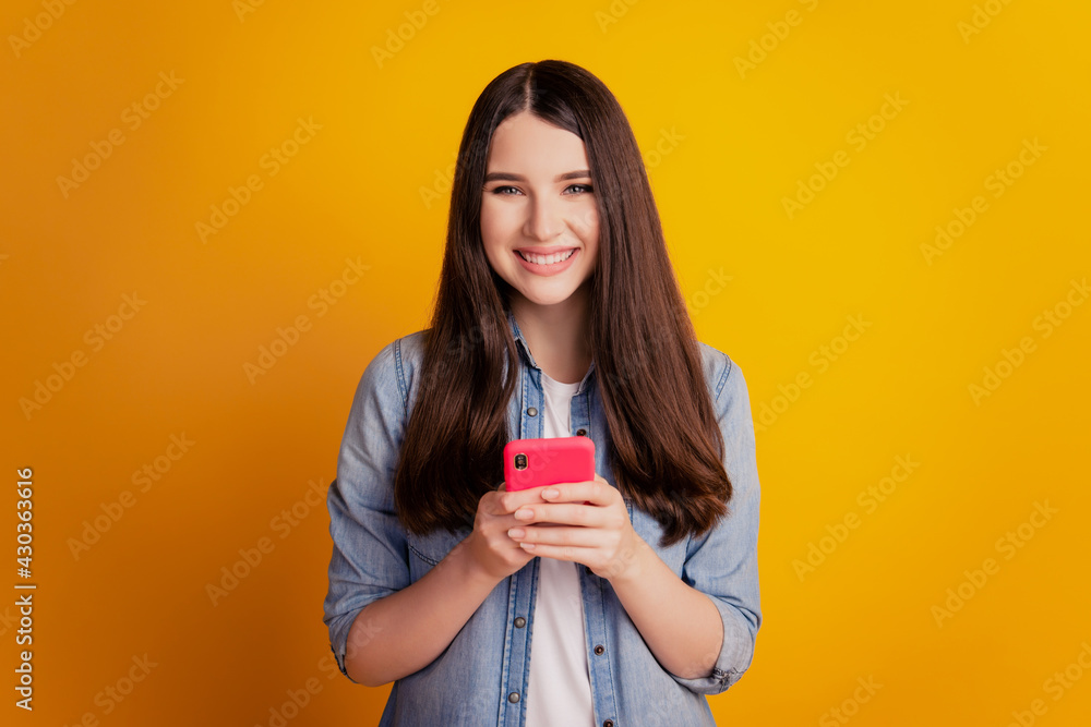Φωτογραφία Portrait of lovely cheerful girl holding in hands telephone shiny beaming smile