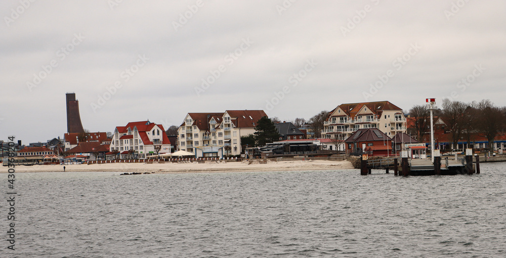 Ostseebad Laboe; Strandpanorama mit Marine-Ehrenmal und Anleger