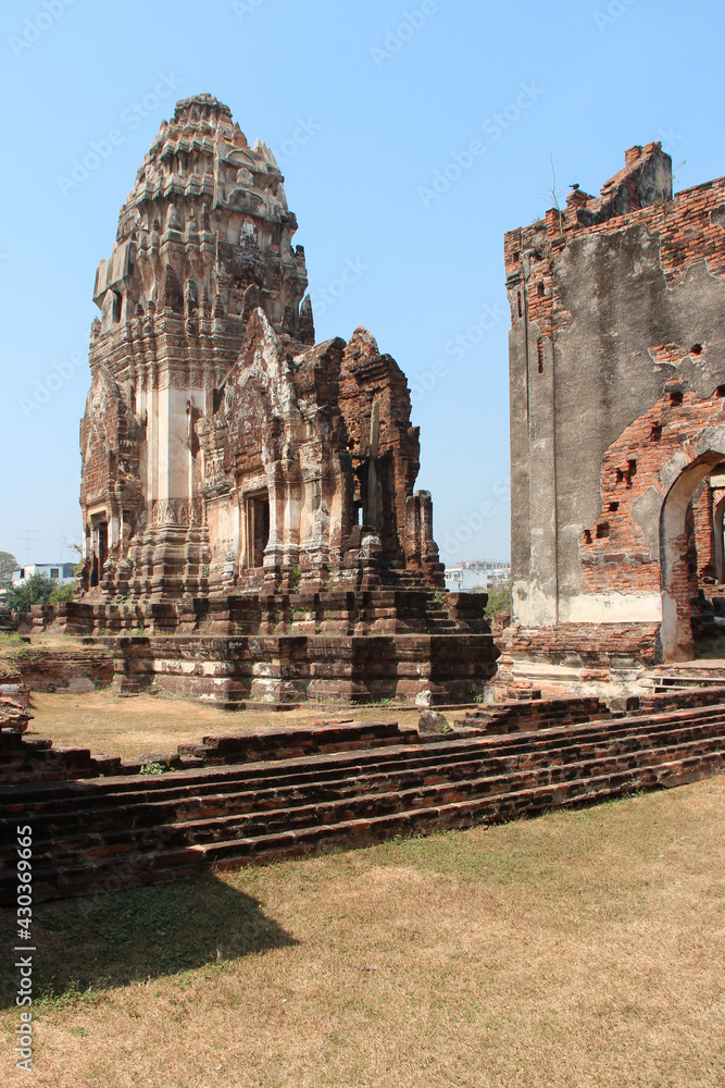 ruined temple (wat phra si rattana mahathat) in lopburi (thailand)