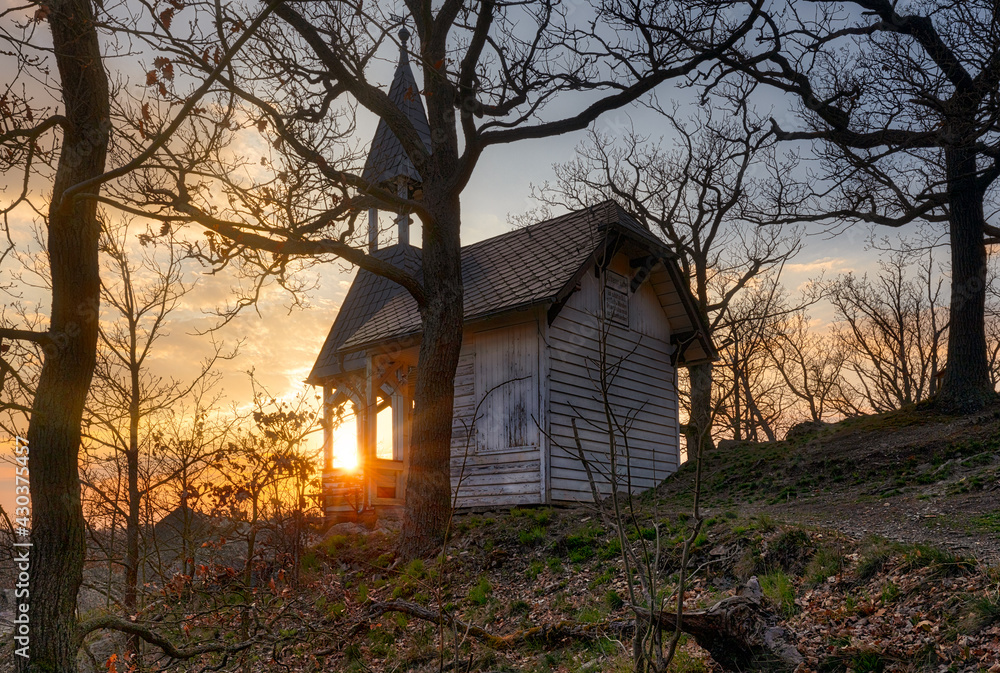 Obraz premium Sonnenuntergang an der Köthener Hütte im Selketal Harz