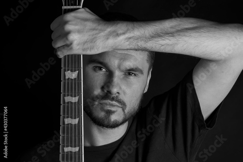 Mężczyzna z gitara. Portret gitarzysty. photo