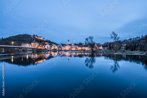 Brücke und Stadtansicht mit der Burg der Stadt Burglengenfeld und Fluss Naab in der Oberpfalz im Zwielicht zur blauen Stunde Abends während der Dämmerung, Deutschland