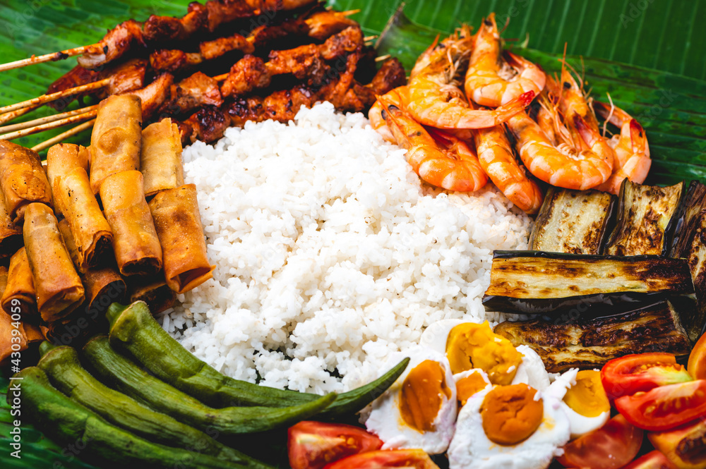Foto de Boodle Fight White Rice, Lumpiang Shanghai, Salted Egg, Tomato