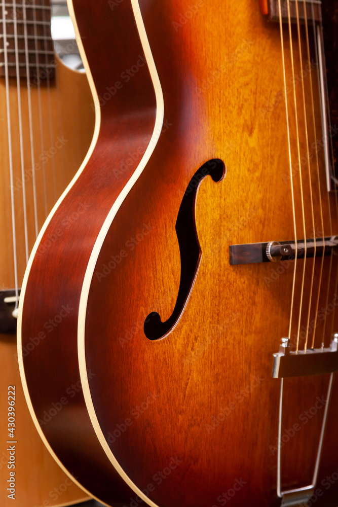 Gros plan sur la table d'harmonie, les cordes d'une guitare acoustique classique de jazzman Gros plan sur la table d'harmonie, les cordes d'une guitare acoustique classique de jazzman