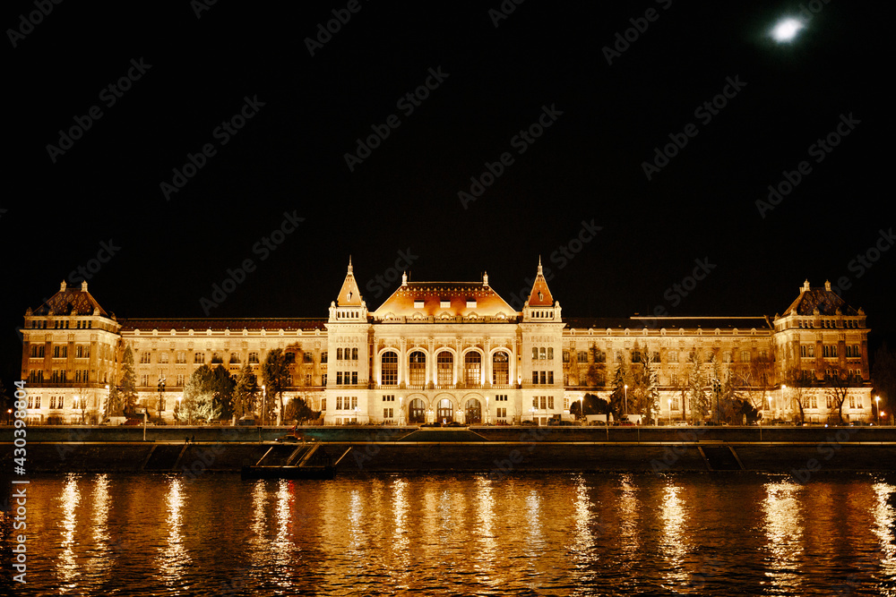 Panoramic view of the Parliament building in Budapest at night under artificial lighting