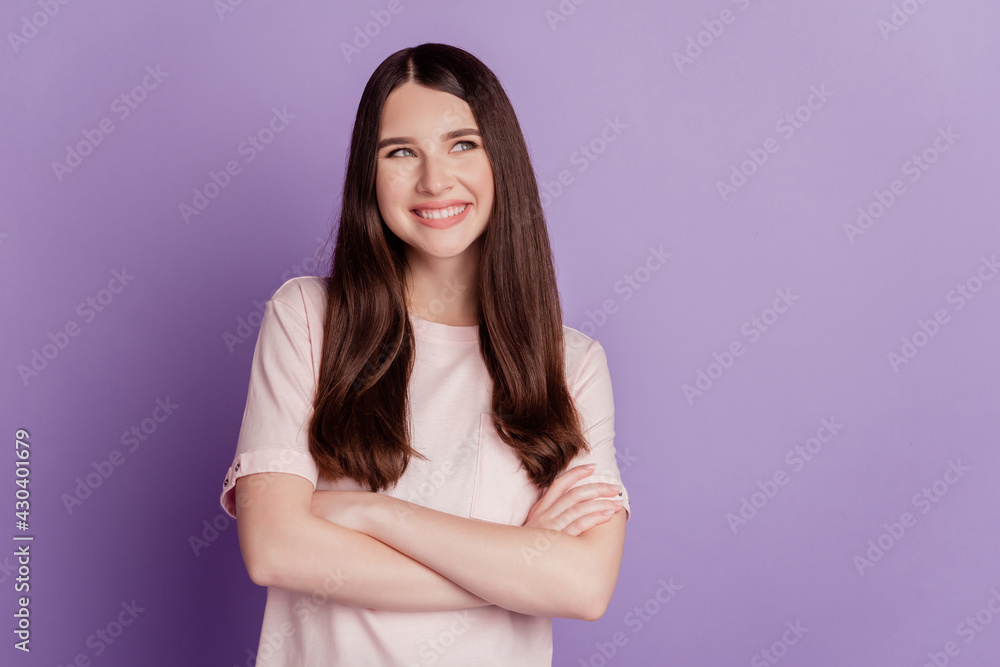 Obraz premium Portrait of dreamy woman folded hands look empty space isolated on purple background