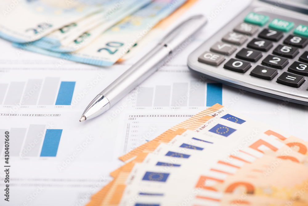 Obraz premium A financial chart with euro money and a pen - business or finance theme