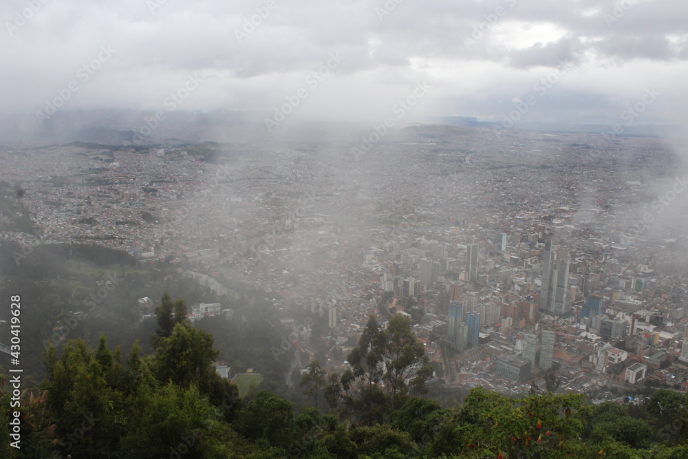 Densa neblina envuelve a Bogotá