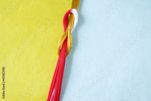 和紙と紅白と金色の水引のデザイン（黄緑と水色）