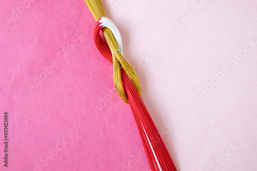 和紙と紅白と金色の水引のデザイン（ピンクとペールピンク）