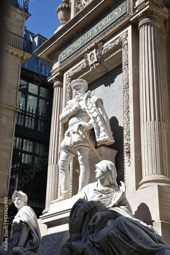 Statue de l'amiral de Coligny à Paris, France photo