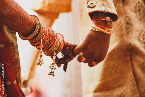 Bild auf Leinwand Traditional indian wedding ceremony, groom and bride hand