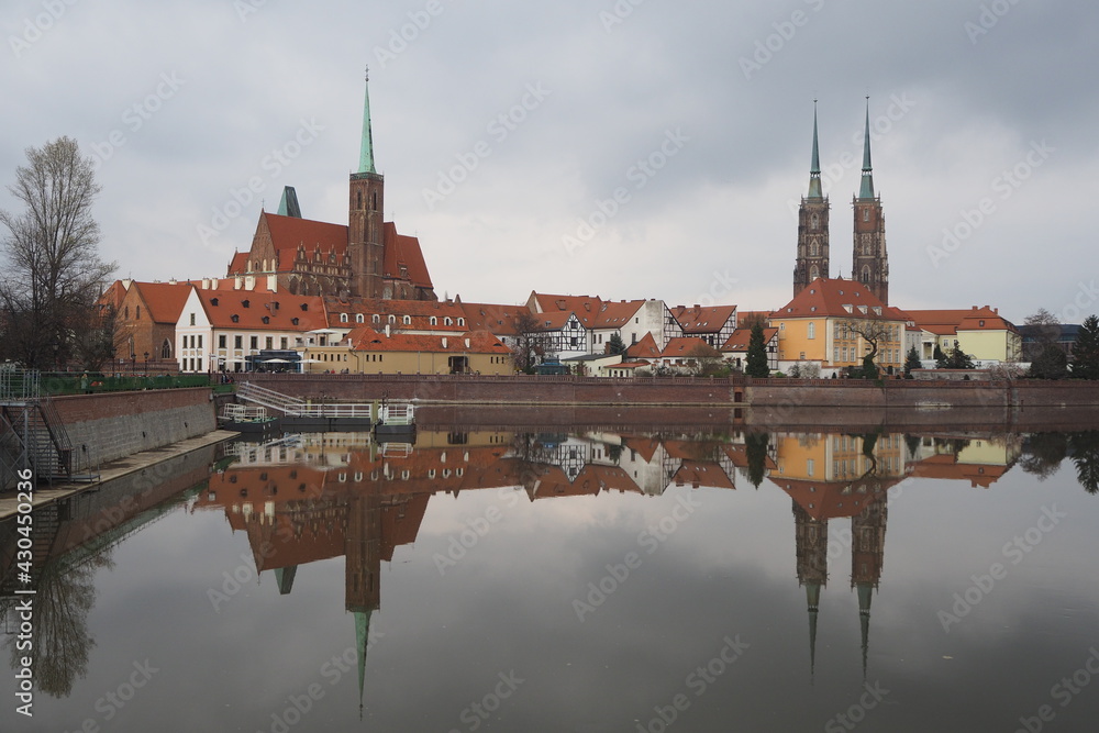 Naklejka premium Widok na Ostrów Tumski we Wrocławiu w pochmurną pogodę, Polska