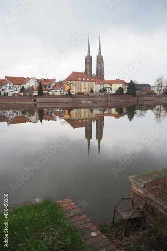 Widok na Ostrów Tumski we Wrocławiu, na tle rzeki Odry i starego krzesła, Polska