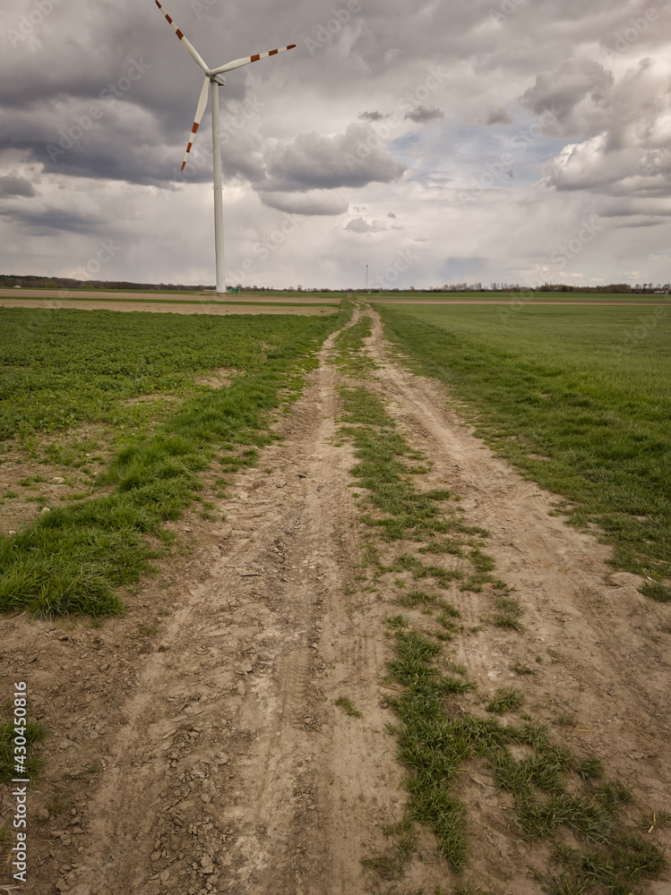 WIATRAK. WIDOK NA WIATRAK NA POLU W POCHMURNY DZIEŃ. WIATRAK. WIDOK NA WIATRAK NA POLU W POCHMURNY DZIEŃ.
