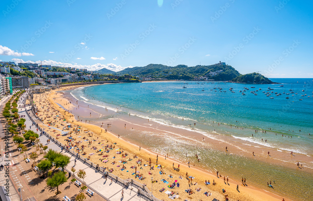 Fototapeta premium Aerial view of the beautiful La Concha beach in the city of San Sebastián in summer, Gipuzkoa. Spain