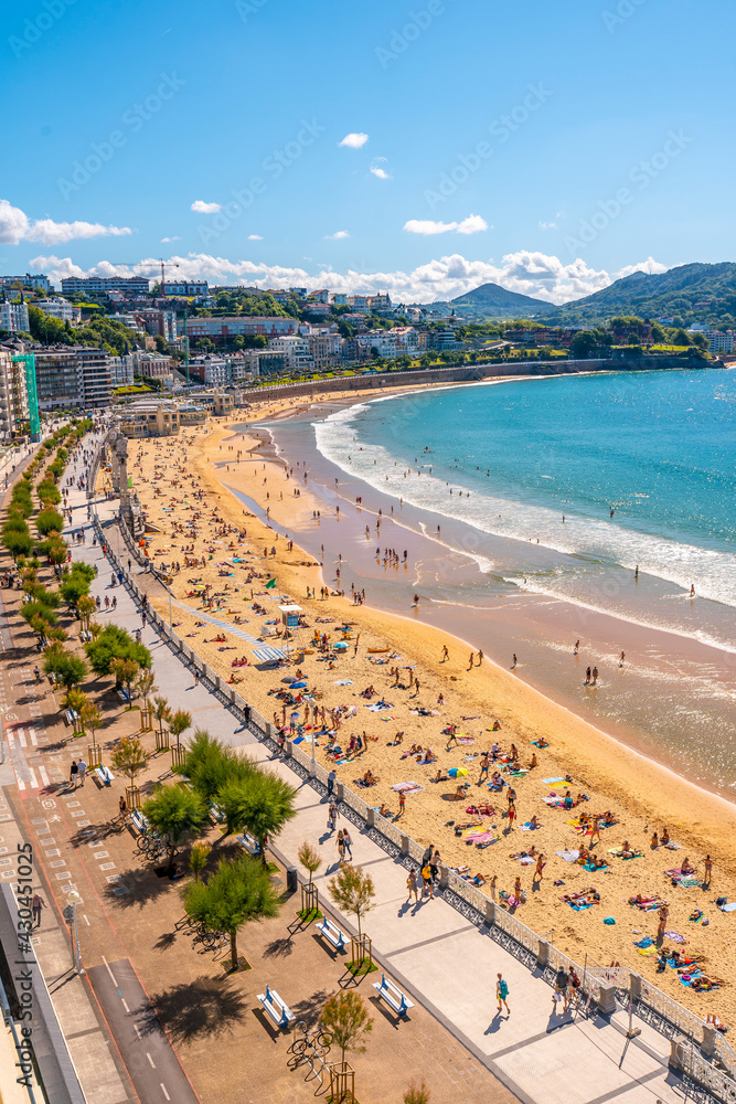 Obraz premium La Concha beach in the city of San Sebastián in summer, Gipuzkoa. Spain, vertical photo