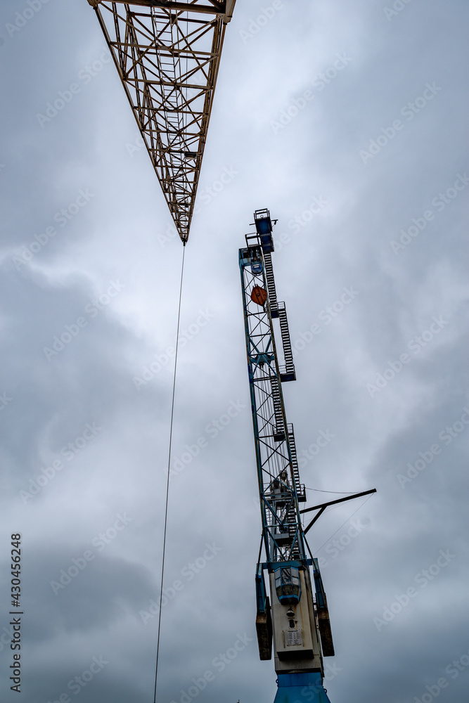 2 Kranausleger vor dramatischem Himmel 2 Kranausleger vor dramatischem Himmel