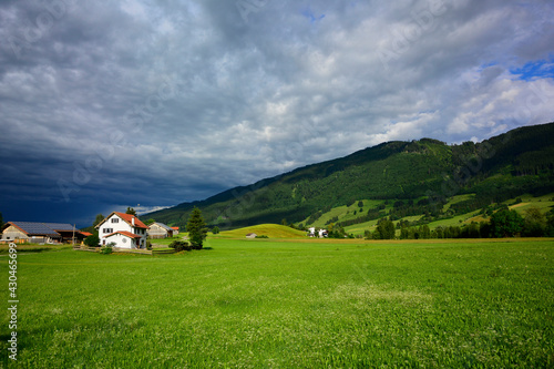 alpejska wioska i dom na wsi, house in alpine village, house in the valley