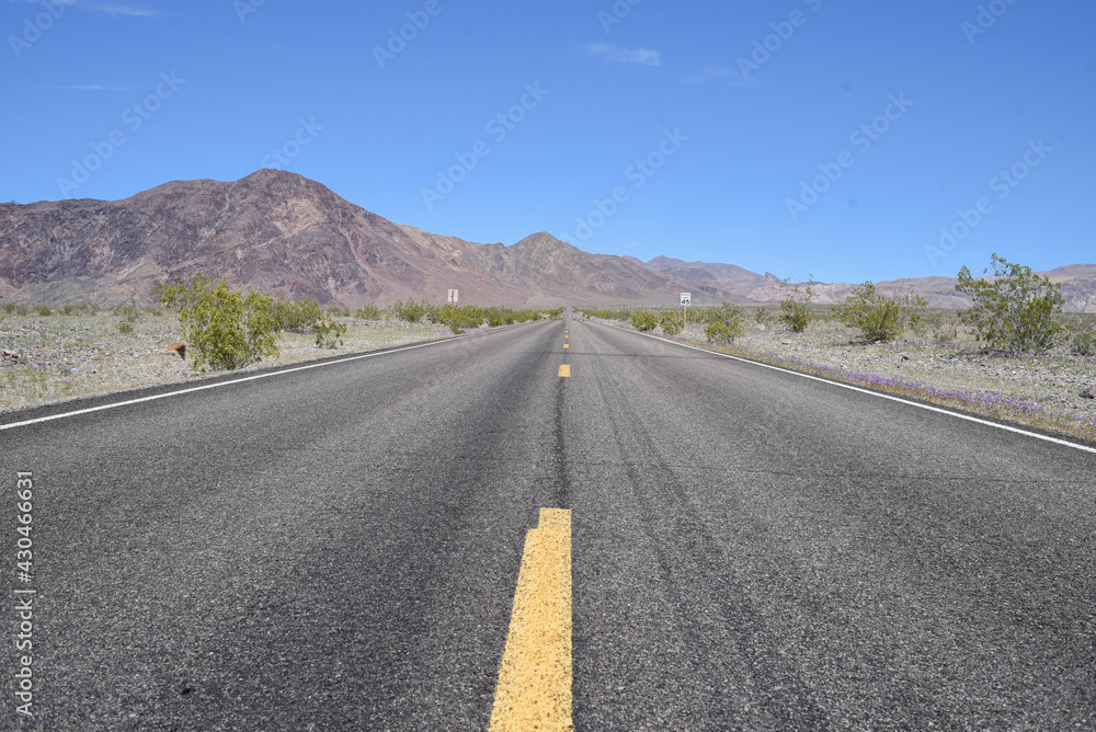 A desert highway road through Death Valley