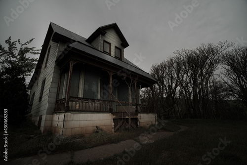 Obraz na płótnie dark spooky abandoned haunted homestead on the dalles mountain ranch near golden