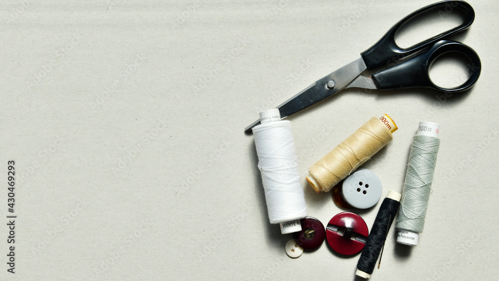 Naklejka premium Verschiedene Knöpfe zum wieder annähen, an Kleidungsstücke, wie z.B. Mantel, Bluse, Hemd,