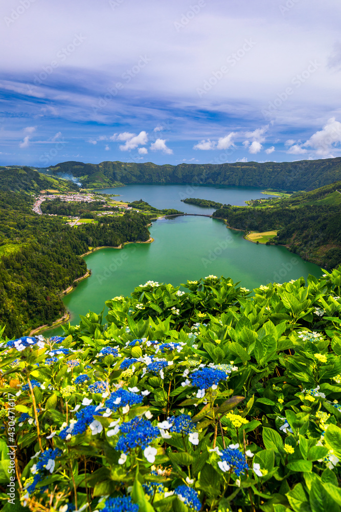 Naklejka premium Beautiful view of Seven Cities Lake 
