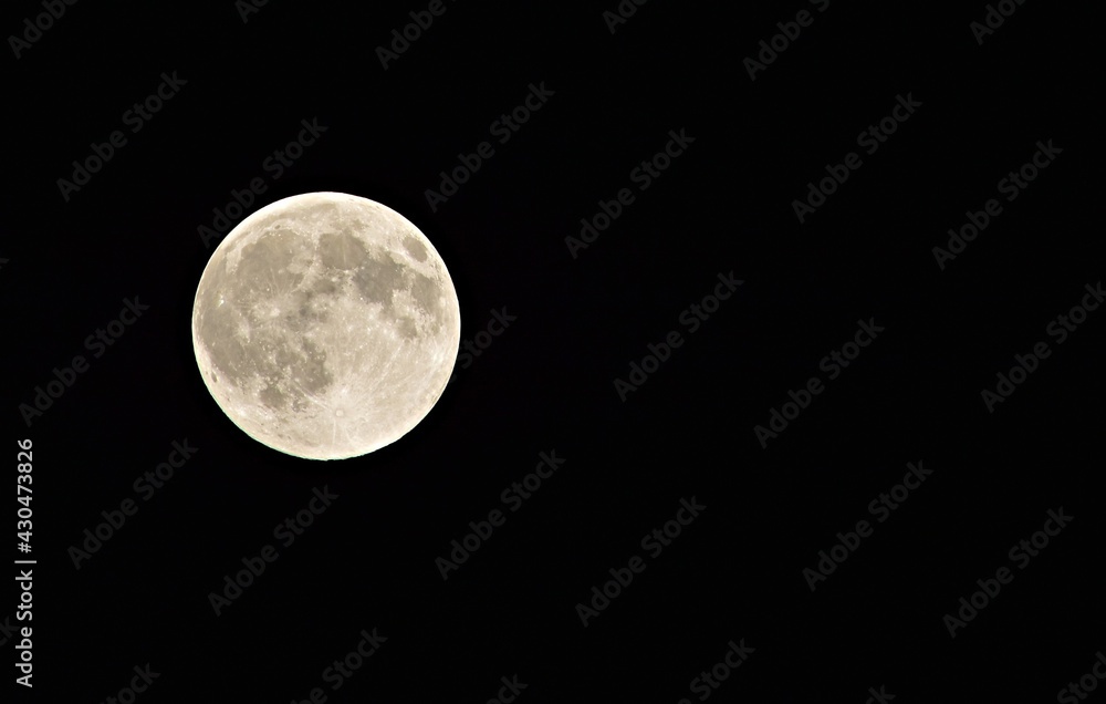 Obraz premium full moon in the early morning on a dark sky