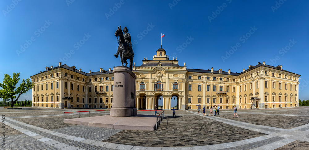 Monument to Peter the Great in front of the southern entrance to the Konstantinovsky Palace.