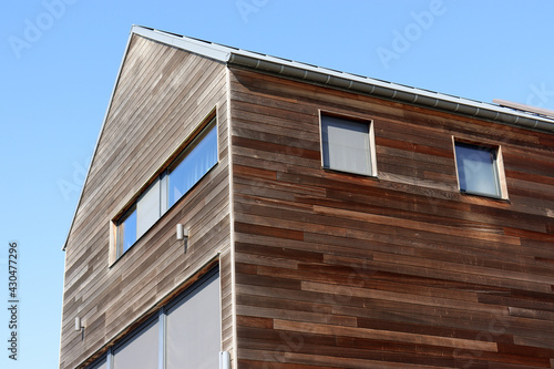 Einfamilienhaus mit schlichter Holzfassade