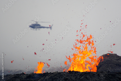 Helikopter fliegt über isländischen Vulkan