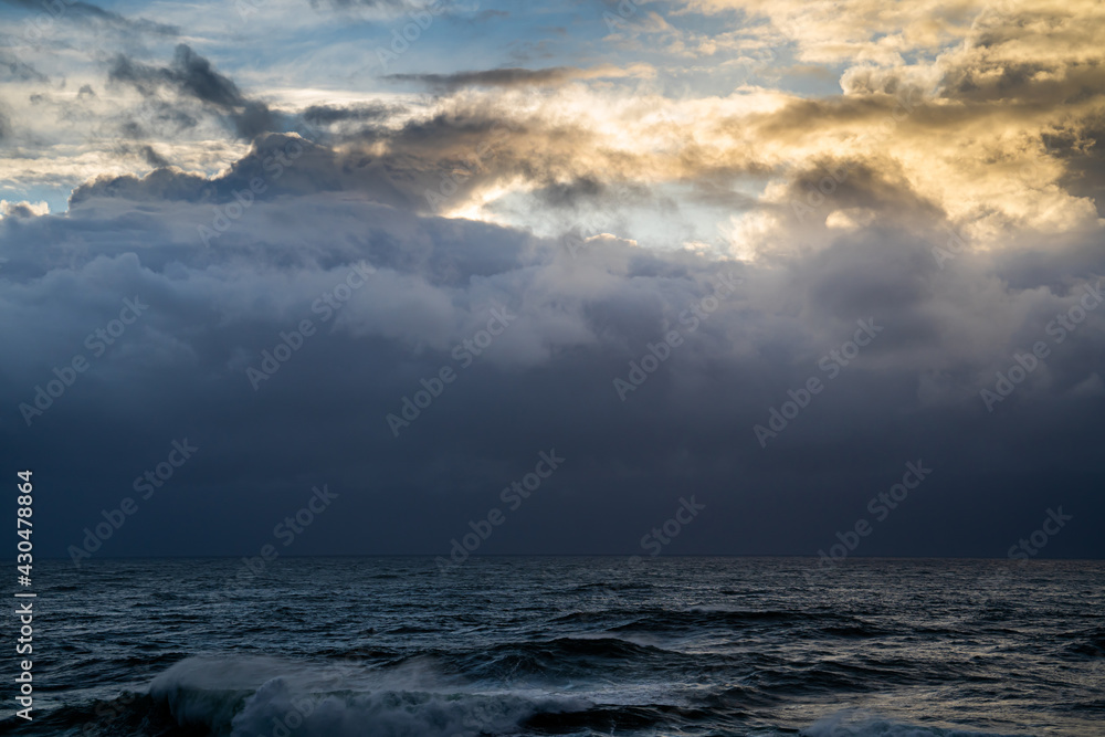 Obraz premium Rain clouds over the Pacific Ocean during a winter storm near Depoe Bay Oregon