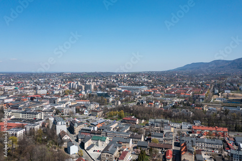 Fototapeta Naklejka Na Ścianę i Meble -  Bielsko Biała - Panorama Miasta - Krajobraz z lotu ptaka w słoneczny dzień - wiosna 2021