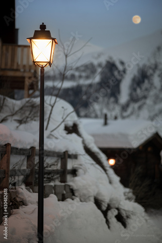 Abendspaziergang durch ein Winterdorf