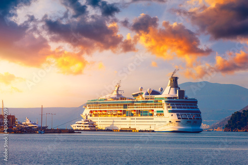 Quadro em tela Cruise ship at harbor