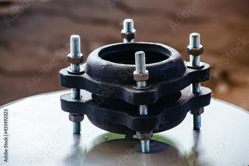 Fast coupling pipe fittings for pipeline repairing