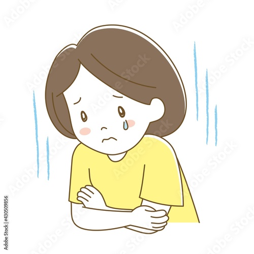 腕を組んで涙を流す女性