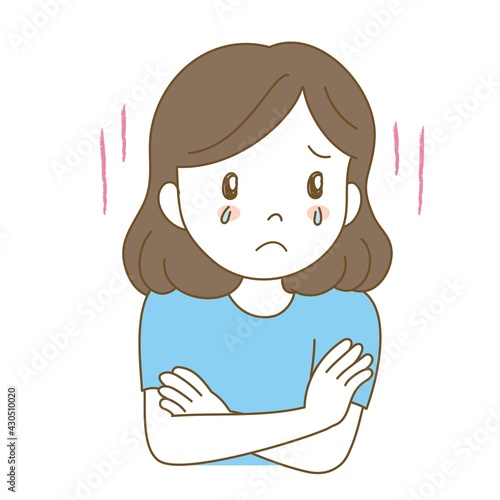 腕を組んで涙を流す女性