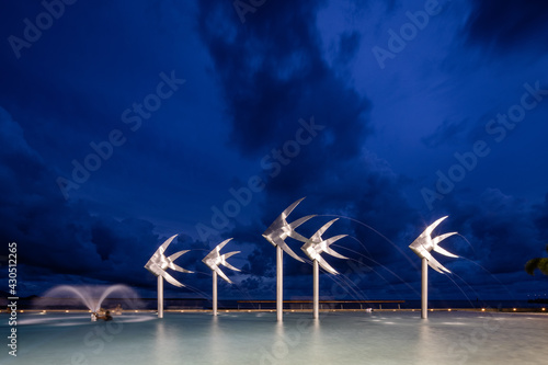 Fotografia The Cairns Lagoon swimming pool in Tropical North Queensland at sunset