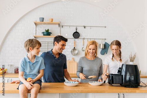 Foto Cheerful caucasian handsome father and beautiful mother with son and daughter pr
