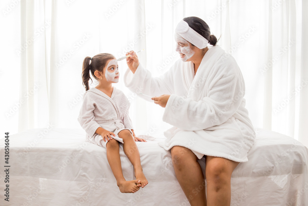 dia de Spa mama e hija con mascarilla blanca y fondo blanco dia de Spa mama e hija con mascarilla blanca y fondo blanco