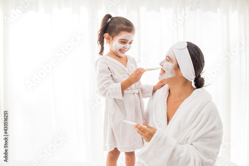 dia de Spa mama e hija con mascarilla blanca y fondo blanco